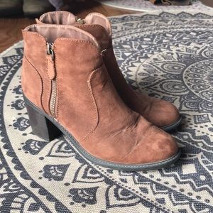 Natural reflections heeled boot